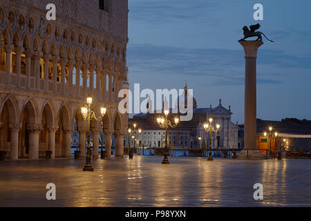 San Marco Platz mit Lion auf Spalte und San Giorgio Maggiore Basilika niemand vor Sonnenaufgang in Venedig, Italien Stockfoto