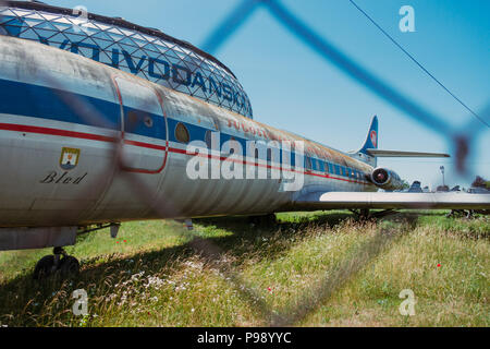 Vernachlässigte jugoslawischen Ära Flugzeuge im Sommer Sonne außerhalb des luftfahrttechnischen Museum Belgrad, Serbien Stockfoto
