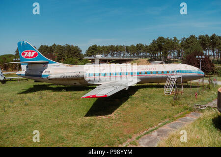 Vernachlässigte jugoslawischen Ära Flugzeuge im Sommer Sonne außerhalb des luftfahrttechnischen Museum Belgrad, Serbien Stockfoto