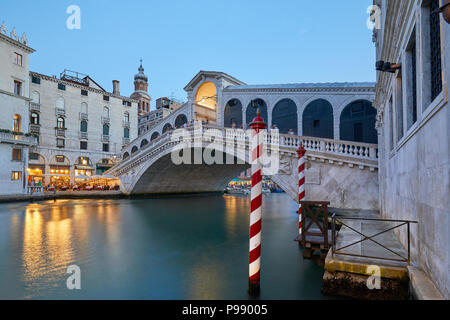 Den Grand Canal und die Rialto Brücke mit Menschen, Abend in Venedig, Italien Stockfoto