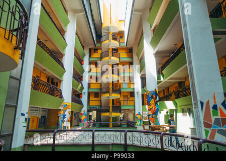 Die Papagajka (Papagei) Gebäude in Sarajewo, mit Schattierungen des brutalist Architektur des sozialistischen Jugoslawien, die bemalten Gelb und Grün. Stockfoto