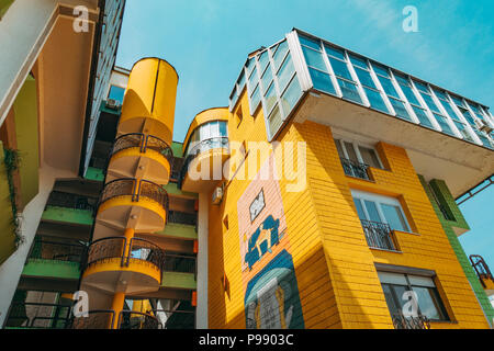 Die Papagajka (Papagei) Gebäude in Sarajewo, mit Schattierungen des brutalist Architektur des sozialistischen Jugoslawien, die bemalten Gelb und Grün. Stockfoto