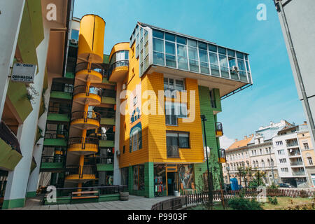 Die Papagajka (Papagei) Gebäude in Sarajewo, mit Schattierungen des brutalist Architektur des sozialistischen Jugoslawien, die bemalten Gelb und Grün. Stockfoto