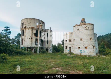 Die Ruinen des Bistrik-Turms, ursprünglich eine österreichisch-ungarische Festung, die zum Čolina Kapa Observatorium wurde, auf dem Berg Trebević, Sarajevo Stockfoto