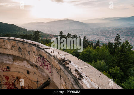 Die Ruinen des Bistrik-Turms, ursprünglich eine österreichisch-ungarische Festung, die zum Čolina Kapa Observatorium wurde, auf dem Berg Trebević, Sarajevo Stockfoto