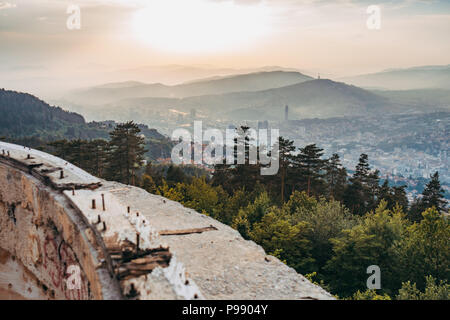 Blick auf ein nebelverhangs Sarajevo bei Sonnenuntergang vom Bistrik Turm, auf dem Gipfel des Berges Trebević Stockfoto