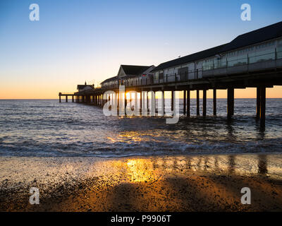 Southwold Pier bei Sonnenaufgang auf einem Dezember Morgen Stockfoto