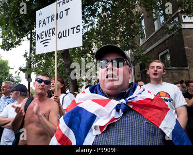 Die rechtsextreme "Fußball-Jungs Alliance' Pro-Trump und Tommy Robinson hielt einen Protest mit Tausenden von Anhängern in Central London vom 14. Juli 2018 Stockfoto