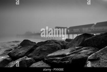 Southwold Pier in einem Sommer Meer Nebel Stockfoto