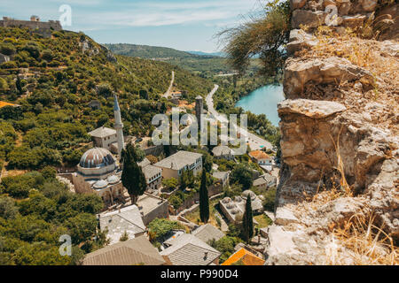 Eine Moschee in Počitelj, einem historischen befestigten Dorf aus dem Mittelalter, am Fluss Neretva in Bosnien und Herzegowina Stockfoto