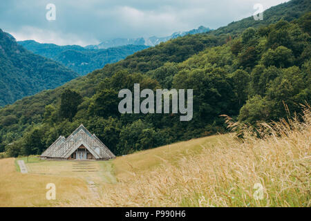 Die ungewöhnliche postmodernen dreieckige Linien der Spomen-Dom (Speicher), entworfen von Ranko Radović im Nationalpark Sutjeska, BiH Stockfoto