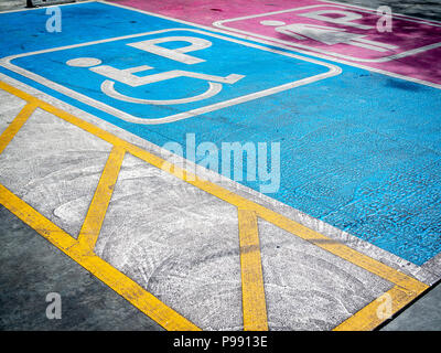 Behinderte handicap Parkplätze für Behinderte reserviert, weiß behinderte Symbol auf blauem Hintergrund und Lady bequeme Parkplätze in Rosa backgrou Stockfoto