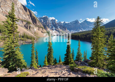 Sonnenuntergang an der felsigen Berge - Moraine Lake im Banff National Park von Kanada Stockfoto