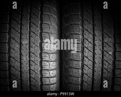 Auto reifen Textur im dunklen Hintergrund Stockfoto