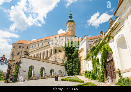 Mikulov, Tschechische Republik - 16. Juni 2018: Schloss Mikulov (nikolsburg) mit der malerischen Eingangstor Stockfoto