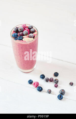 Glas rosa Frucht Smoothies Milchshake oder einem Cocktail auf weißem Hintergrund, Frühstück vegan und roh essen, mit einem Platz für Ihren Text Stockfoto