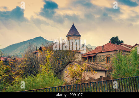 Noraschen, Heilige Mutter Gottes Kirche bei Sonnenuntergang. Tiflis, Georgien Stockfoto