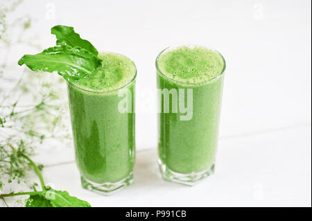 Blended green Smoothie mit Zutaten oder Cocktail auf weißem Hintergrund, Frühstück vegan mit einem Platz für Ihren Text, Konzept von rohen Lebensmitteln Stockfoto