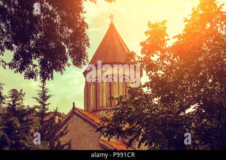 Noraschen, Heilige Mutter Gottes Kirche bei Sonnenuntergang. Tiflis, Georgien Stockfoto