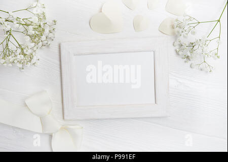 Mockup Rahmen mit Blumen und Bug Grußkarte für Valentines Tag oder die Hochzeit mit Platz für Ihren Text. Flach, Ansicht von oben Foto Mock up Stockfoto