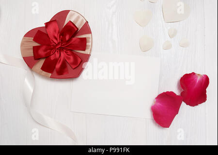 Mockup Brief mit einem Geschenk in Form von ein Herz und eine Rose Rosen. Grußkarte für Valentines Tag mit Platz für Ihren Text. Flach, Ansicht von oben Foto Mock up Stockfoto