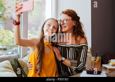 Moderne Jugendmädchen, selfie mit Mutter Stockfoto