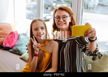 Moderne liebende Mutter und Tochter im Teenageralter selfie mit Stockfoto