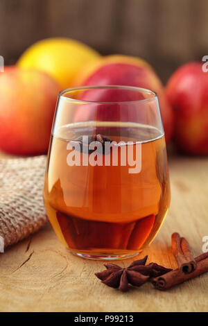 Apple Cider Cocktail mit Zimt und Apfelspalten. Stockfoto