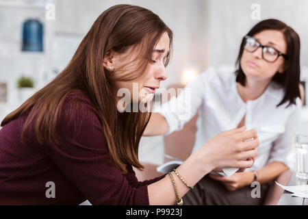 Art Frau berühren der Schulter des Patienten beim Sehen sie weinend Stockfoto