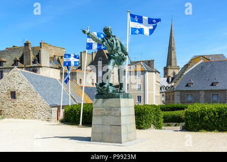 Die Bronzestatue von französische Privatfahrer Robert Surcouf, in Saint-Malo geboren, ist ein Kunstwerk von Alfred Caravanniez und wurde errichtet, Place du Quebec in 1903. Stockfoto