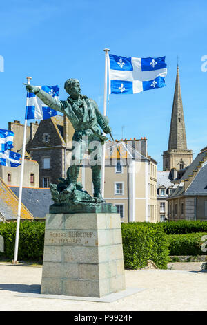 Die Bronzestatue von französische Privatfahrer Robert Surcouf, in Saint-Malo geboren, ist ein Kunstwerk von Alfred Caravanniez und wurde errichtet, Place du Quebec in 1903. Stockfoto