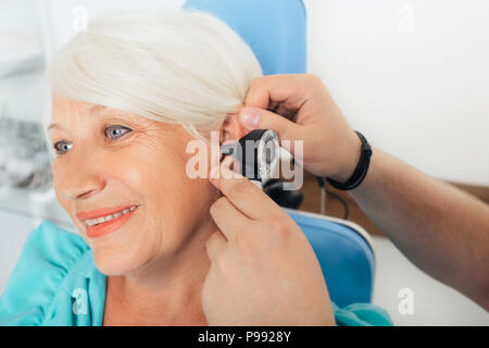 Ältere Patienten während ein Ohr Prüfung Stockfoto