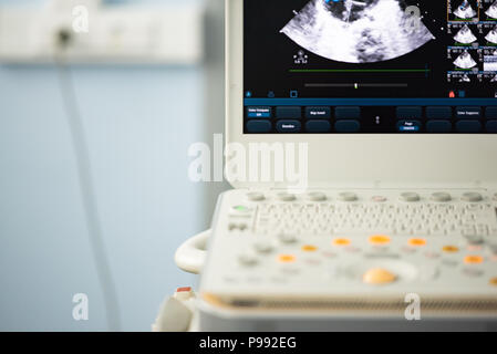 Anzeige, Bedienfeld und Tastatur des modernen Ultraschallgerät nach Herzuntersuchung. Stockfoto