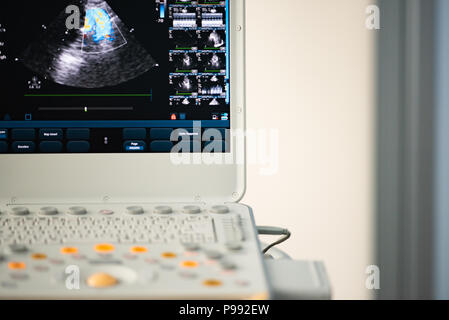 Anzeige, Bedienfeld und Tastatur des modernen Ultraschallgerät nach Herzuntersuchung. Stockfoto