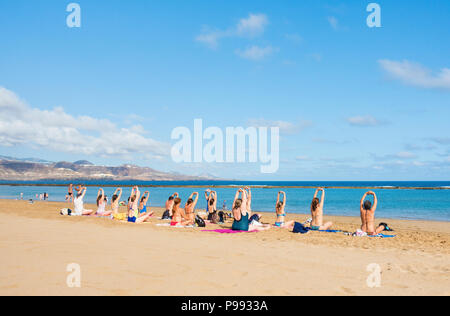 Samstag morgen Strand Yoga am Strand Playa de Las Canteras in Las Palmas auf Gran Canaria, Kanarische Inseln, Spanien Stockfoto