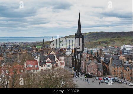 Stadtbild der Altstadt auf der Royal Mile von Edinburgh in Schottland mit Tron Kirk, der ehemaligen gotischen Kirche, jetzt funktioniert, wie die Nabe Stockfoto