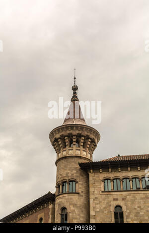 Einer der beiden Türme von städtischen Konservatorium in Barcelona mit Spitze erinnert an das 15. Jahrhundert Burgen. Die Ziegel und Stein Gebäude wurde Co Stockfoto