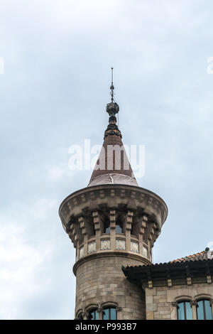 Einer der beiden Türme von städtischen Konservatorium in Barcelona mit Spitze erinnert an das 15. Jahrhundert Burgen. Die Ziegel und Stein Gebäude wurde Co Stockfoto