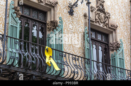 Gelbe Band hängen an der Casa Amatller Amatller (Haus) Balkon. Gelbe Bänder sind in ganz Barcelona, als ein Symbol der Solidarität mit den platziert Stockfoto