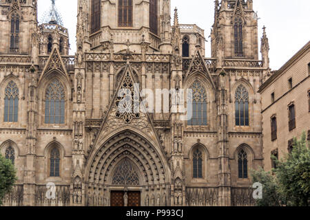 Fassade der Kathedrale von Barcelona, oder die Kathedrale des Heiligen Kreuz und der Heiligen Eulalia im Gotischen Viertel von Barcelona. Fassade ist mit Statu eingerichtet Stockfoto