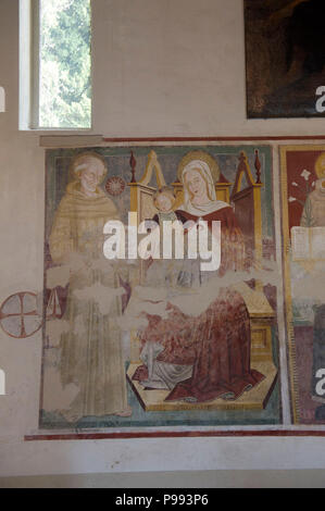 Italien, Lombardei, Abbadia Lariana, Kirche S. Giorgio del Crebbio. Das Kirchenschiff mit einem gebündelt Decke aus dem 12. Jahrhundert und das Pfarrhaus aus dem 14. bis 15. Stockfoto