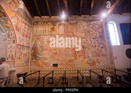 Italien, Lombardei, Abbadia Lariana, Kirche S. Giorgio del Crebbio. Das Kirchenschiff mit einem gebündelt Decke aus dem 12. Jahrhundert und das Pfarrhaus aus dem 14. bis 15. Stockfoto