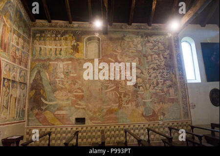 Italien, Lombardei, Abbadia Lariana, Kirche S. Giorgio del Crebbio. Das Kirchenschiff mit einem gebündelt Decke aus dem 12. Jahrhundert und das Pfarrhaus aus dem 14. bis 15. Stockfoto