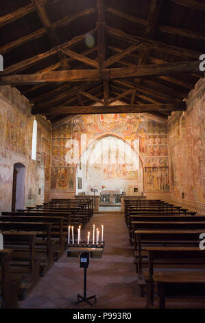 Italien, Lombardei, Abbadia Lariana, Kirche S. Giorgio del Crebbio. Das Kirchenschiff mit einem gebündelt Decke aus dem 12. Jahrhundert und das Pfarrhaus aus dem 14. bis 15. Stockfoto