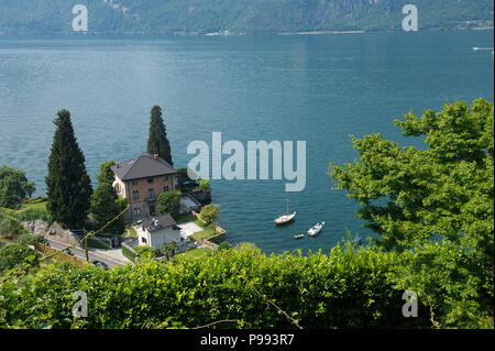 Italien, Lombardei, Abbadia Lariana, Blick auf den Comer See von der Kirche S. Giorgio di Crebbio. Stockfoto