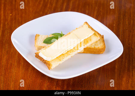 Sandwith mit Brie Käse über Holz- Hintergrund Stockfoto
