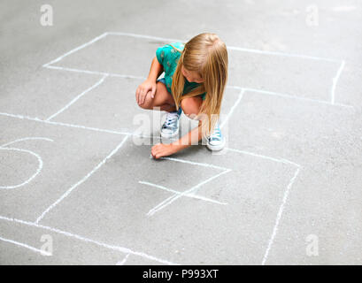 Kid hopse Spielen auf dem Spielplatz im Freien, Kinder outdoor Aktivitäten Stockfoto