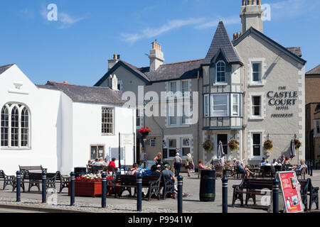 Die Leute trinken außerhalb der Burg Court Hotel, Beaumaris, Anglesey, Wales Stockfoto