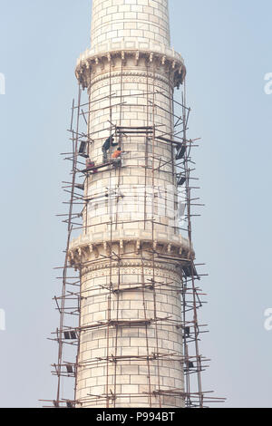 AGRA, Indien - Januar 13, 2015: Handwerker auf einem hohen Gerüst der Instandsetzung der marmorfassade der Nordosten Minarett im Taj Mahal. Stockfoto