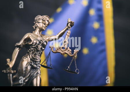Recht und Gerechtigkeit, Rechtmäßigkeit Konzept, Waage der Gerechtigkeit, der Justitia, Lady Gerechtigkeit vor der Fahne der Europäischen Union in den Hintergrund. Stockfoto